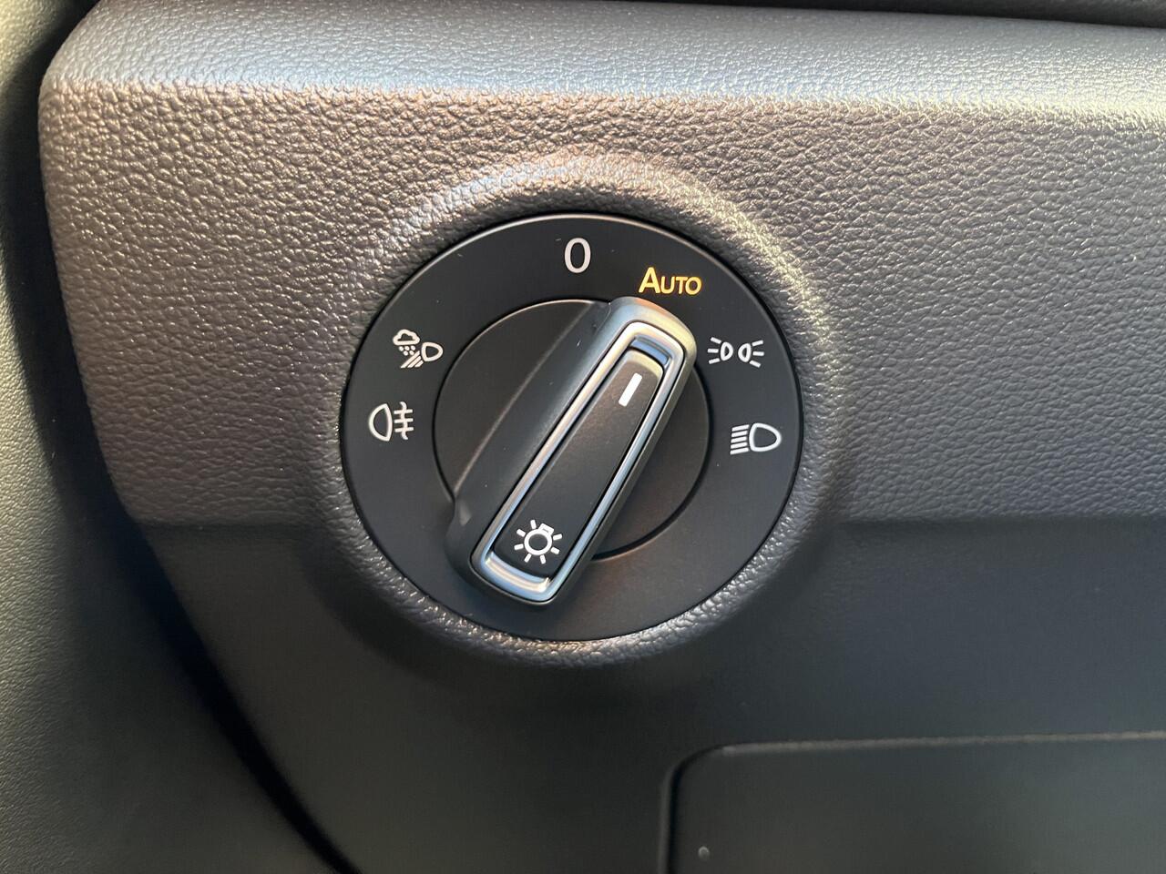 Volkswagen T-Roc 1.5 TSI R-Line / AUTOMAAT/ FABRIEKSGARANTIE T/M 2-2027/ TREKHAAK AFNEEMBAAR/ ALCANTARA/ ADAPT. CRUISE/ APP-CONNECT/ NAVI/ MATRIX/ RIJ-MODI/ PARK. SENSOREN + CAMERA/ STOEL VERWARM.