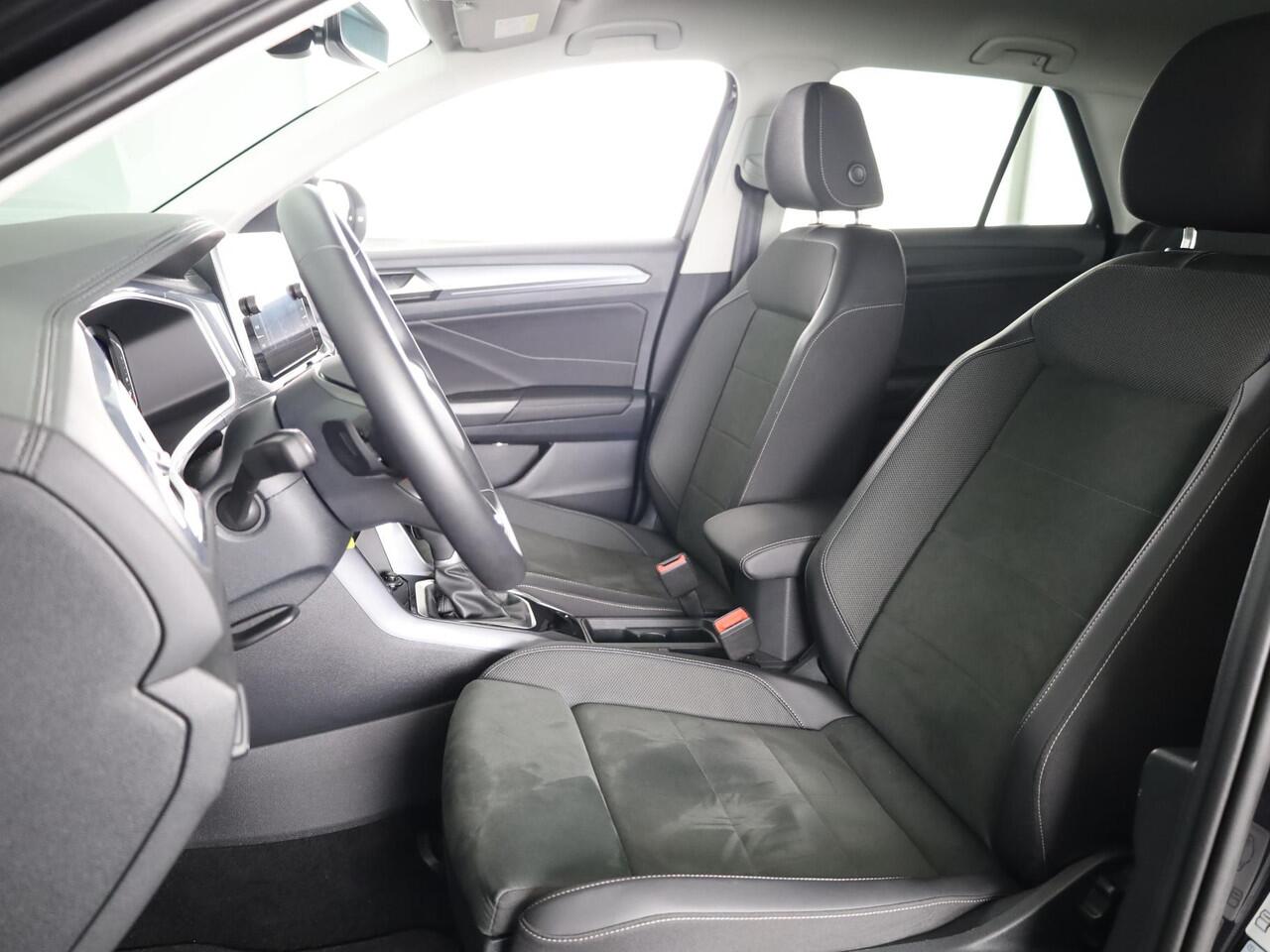 Volkswagen T-Roc 1.5 TSI Style 150 PK DSG | Private lease vanaf ¤ 584,- pm | Trekhaak afneembaar | Navigatie | Stoel verwarming en massage | Alcantara |