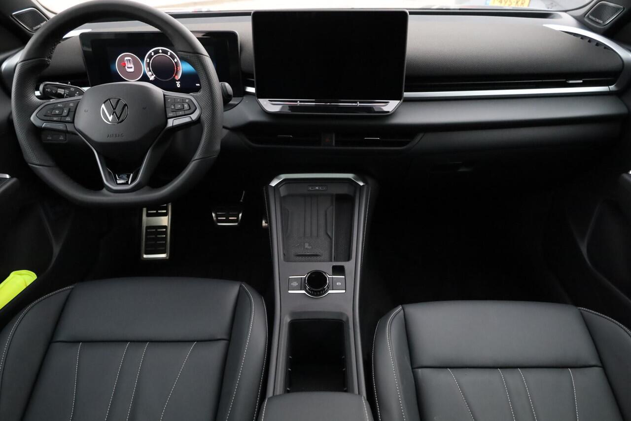 Volkswagen T-Roc 1.5 eTsi R-Line First Edition 150PK / 110kW LED Matrix IQ.Light, panoramisch schuif- kanteldak elektr. bedienbaar, 360° rondomzichtcamera, verwarmbare voorstoelen + achterbank, high end audio 'Harman Kadon', dodehoekdetectie (Side Assist), head-up display