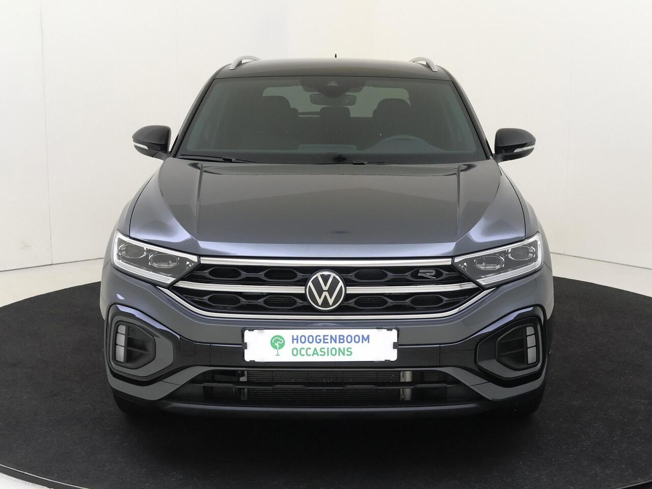 Volkswagen T-Roc 1.5 TSI R-Line | Trekhaak | Achteruitrijcamera | Parkeerassistent | Adaptieve cruise control | CarPlay | Stoelverwarming | Navigatie |