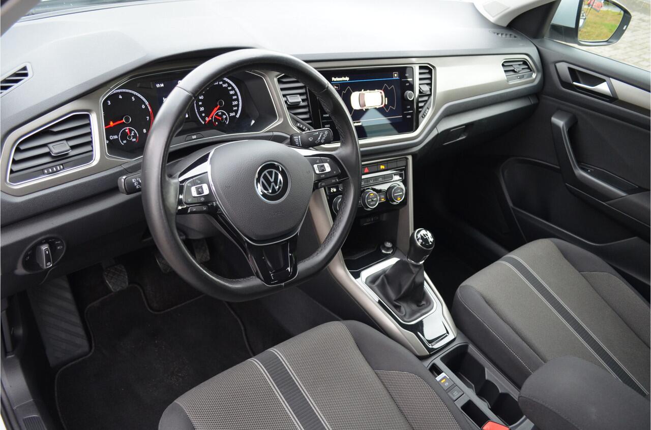 Volkswagen T-Roc 1.5 TSI Business Carplay | Adaptive Cruise | a.Camera | Trekhaak | Climate | Navi | Elektr achterklep | Metallic lak