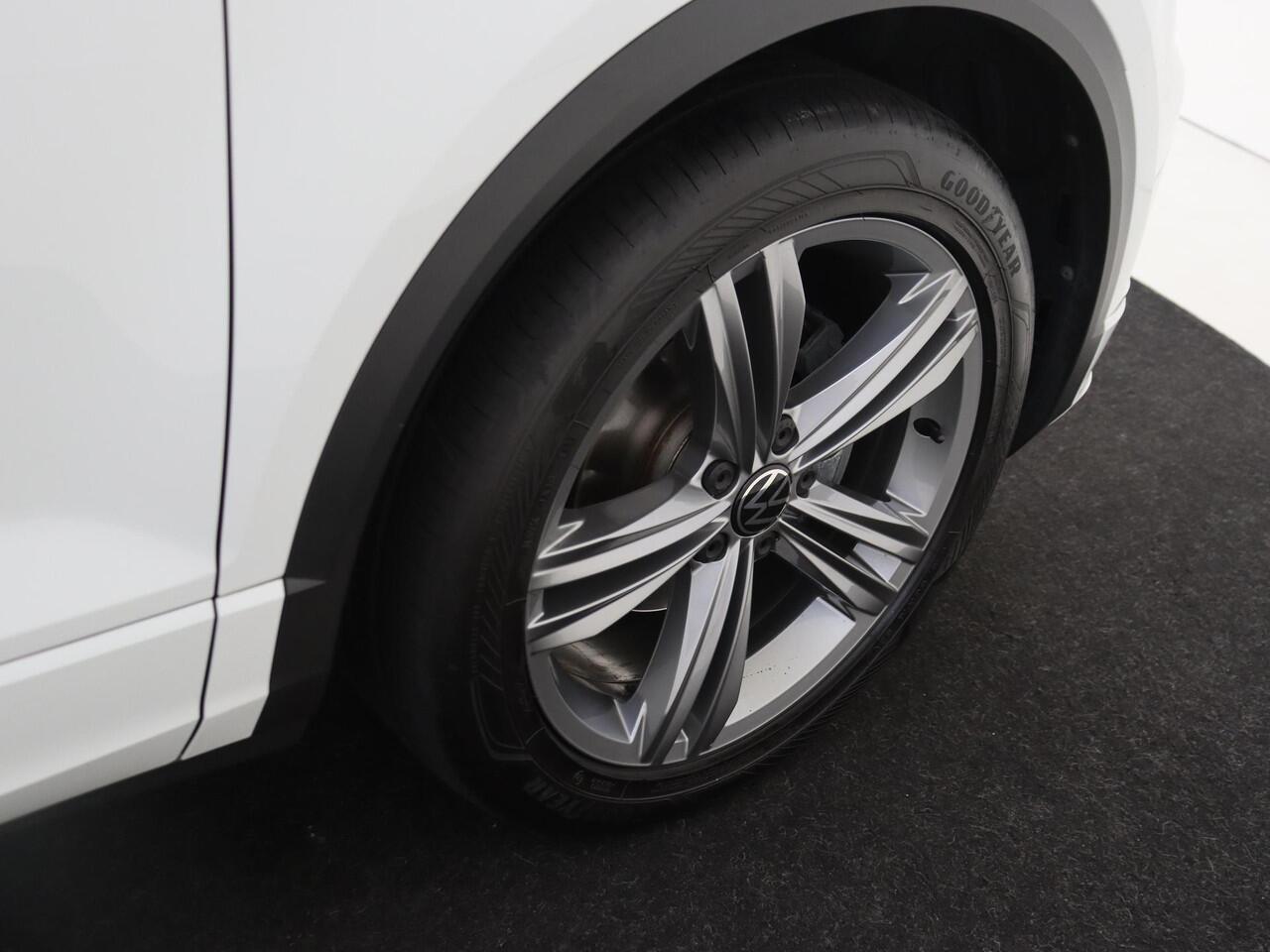 Volkswagen T-Roc 1.5 TSI Sport Business R | Achteruitrijcamera | Navigatie | Digital cockpit Pro | CarPlay | Adaptieve cruise control | Elektrisch inklapbare buitenspiegels | LED verlichting |