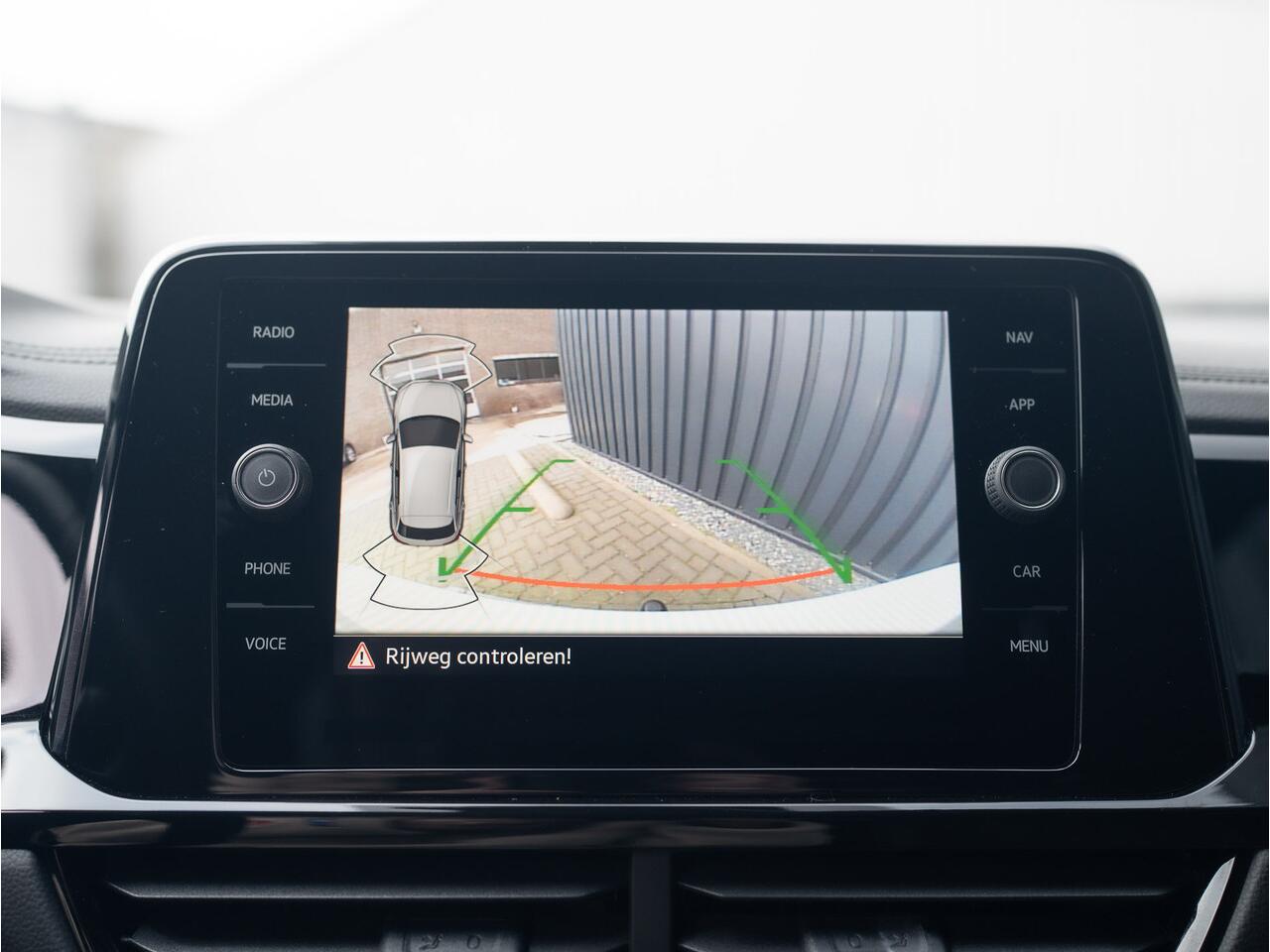 Volkswagen T-Roc 1.5 TSI 150Pk R-Line Business | Black Style | Keyless | IQ Light | 19'' | Trekhaak afnb. | Camera | Side Assist | Prijs Rijklaar!!