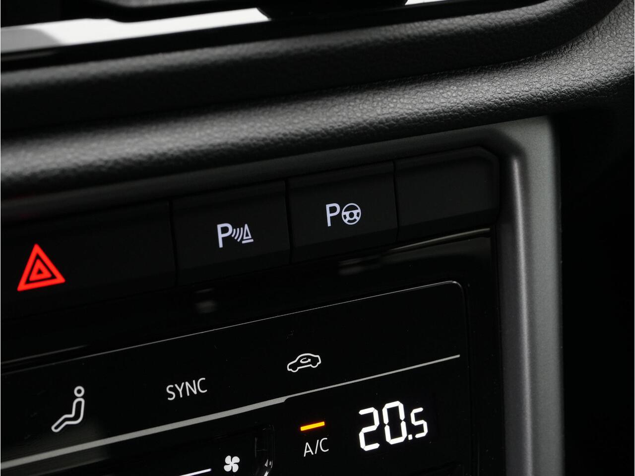 Volkswagen T-Roc 1.5 TSI 150 pk DSG R-Line | IQ Light | Black Style | Adaptive Cruise | Park Assist | Apple Carplay/Android Auto | DAB | 18 inch