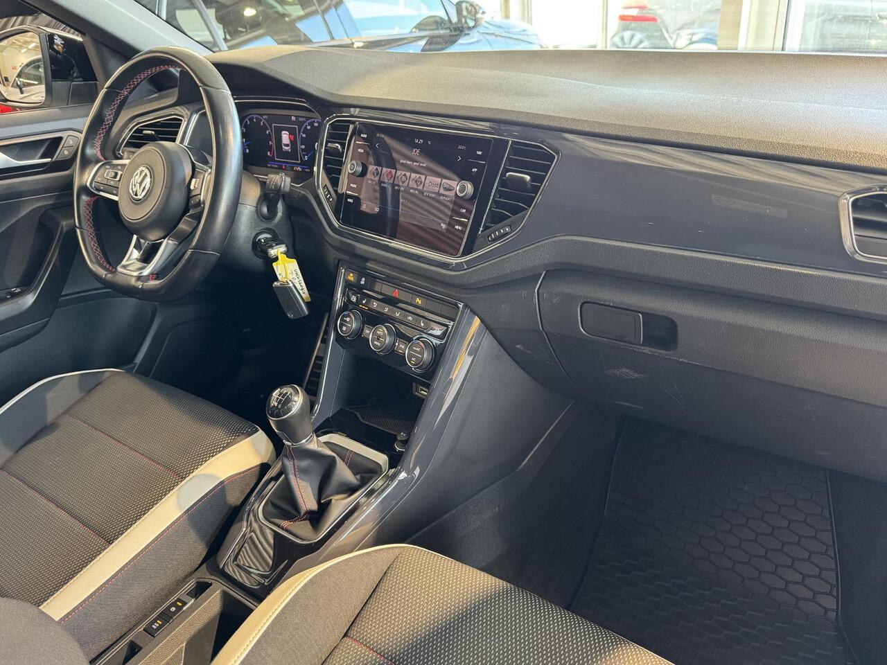 Volkswagen T-Roc 1.5 TSI Sport | Airco | Carplay | Camera | Parkeersensor voor/achter | Winter-pakket | LM velgen | ( Vestiging - Nieuwegein )