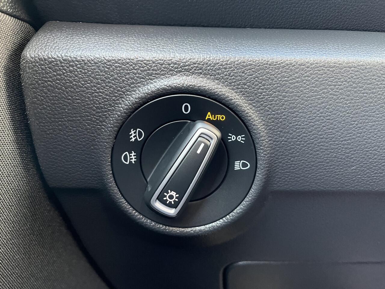 Volkswagen T-Roc 1.5 TSI Sport / AUTOMAAT/ PANO/ PARK. SENSOREN + CAMERA/ RIJ-MODI/ LED/ ADAPT. CRUISE/ 18" LMV/ DIGITAL DASH/ CLIMA/ NAVI/ DAB