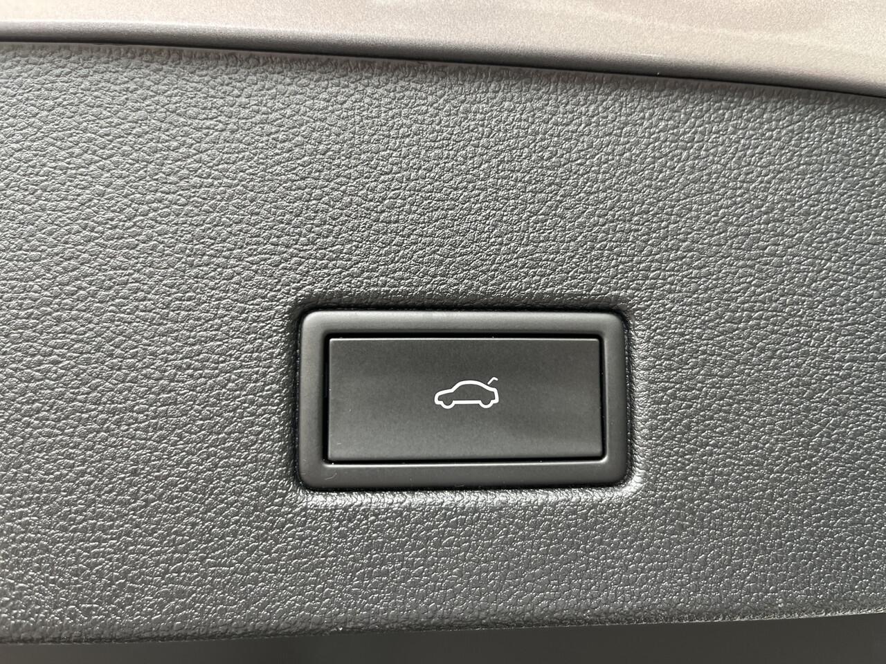 Volkswagen T-Roc 1.5 TSI Style / Panorama dak / Cockpit Pro / IQ light / Stoel verwarming / Camera