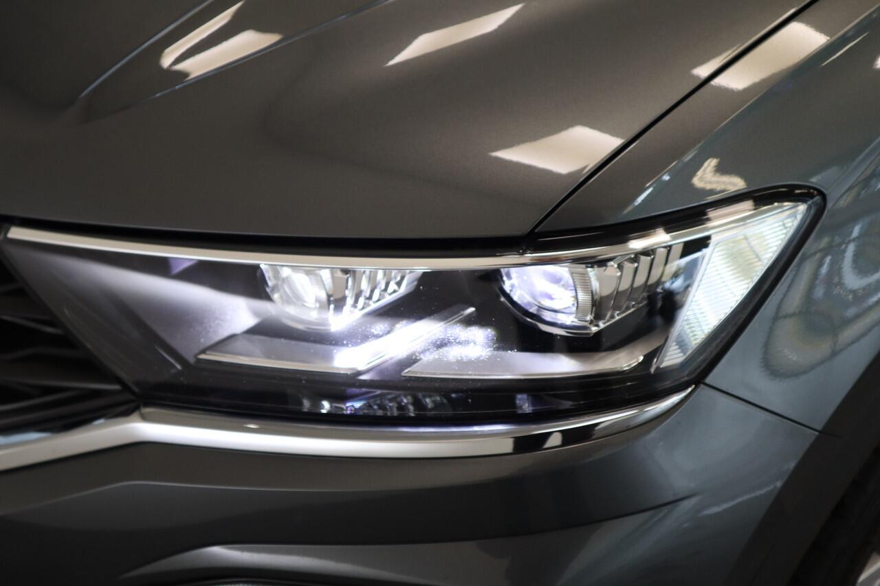 Volkswagen T-Roc 1.5 TSI Sport ACC PDC Navi Panoramadak Leder Automaat 150PK! 24 maanden garantie mogelijk (*vraag naar de voorwaarden)