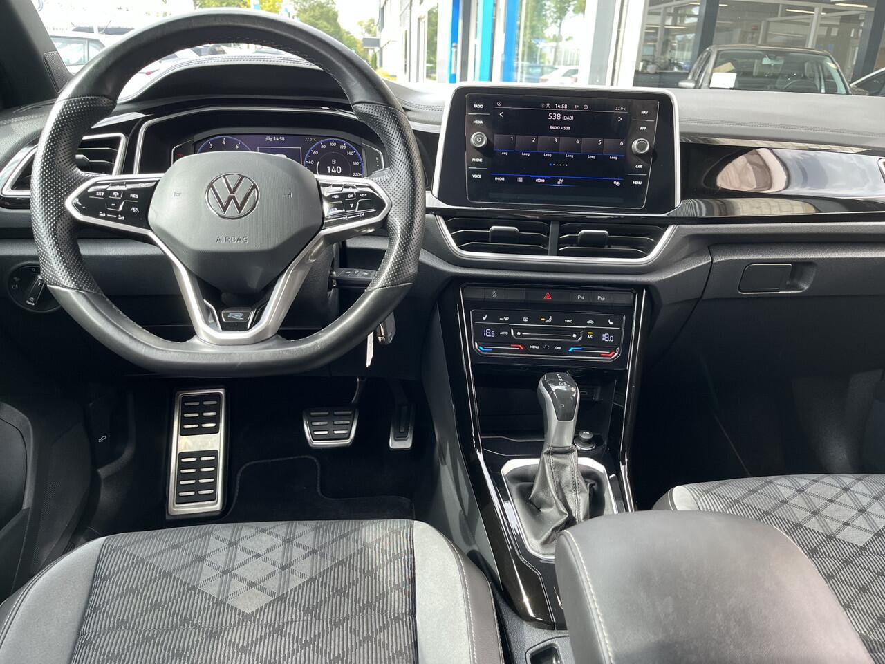 Volkswagen T-Roc 1.5 TSI R-Line / AUTOMAAT/ 2x R-LINE/ PARK. SENSOREN/ IQ. LIGHT/ DODE HOEK/ STOELVERWARM./ DIGITAL DASHBOARD/ APP-CONNECT/ ADAPT. CRUISE/ CLIMA/ DAB/ 18" LMV