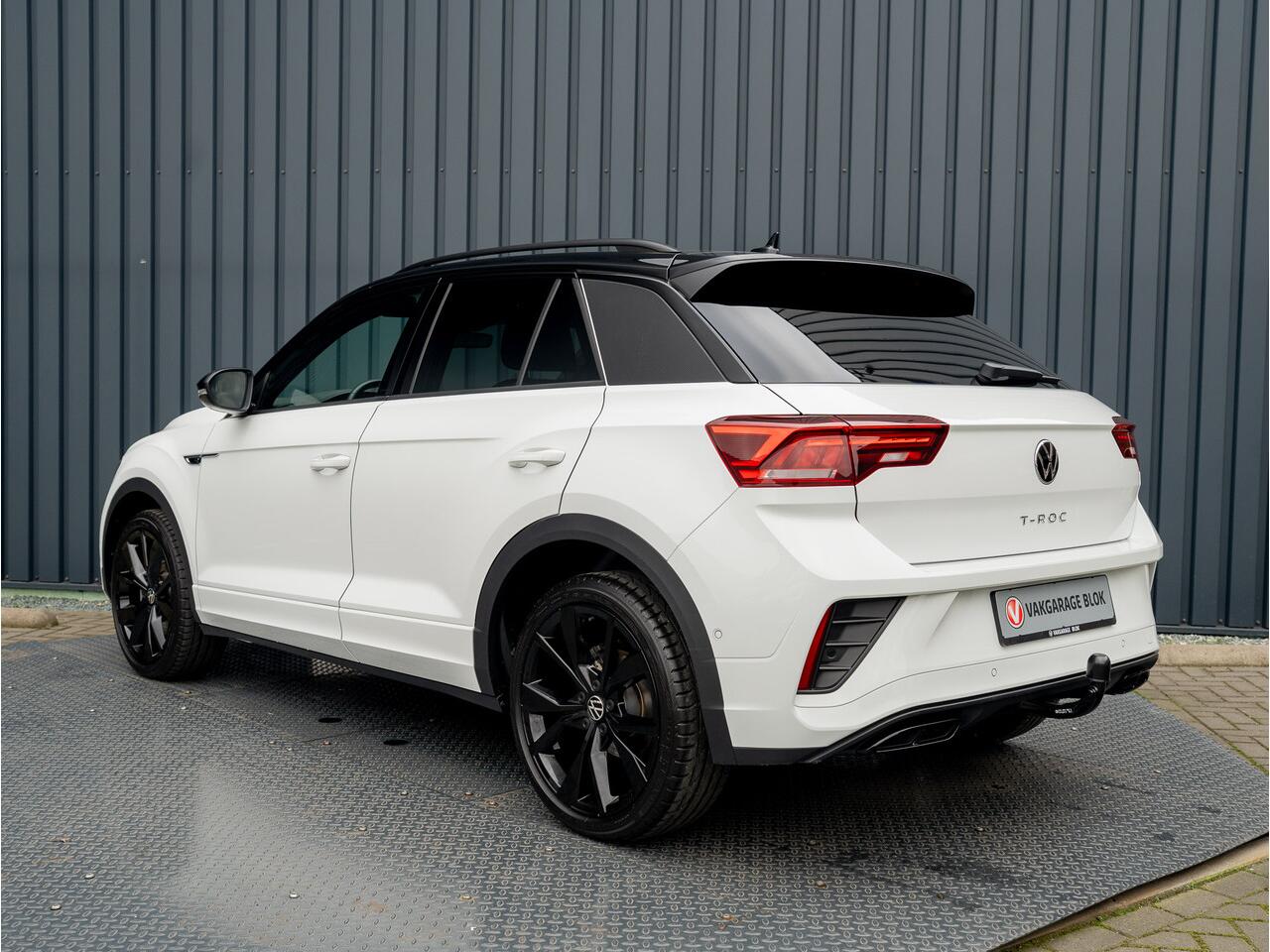Volkswagen T-Roc 1.5 TSI 150Pk R-Line Business | Black Style | Keyless | IQ Light | 19'' | Trekhaak afnb. | Camera | Side Assist | Prijs Rijklaar!!