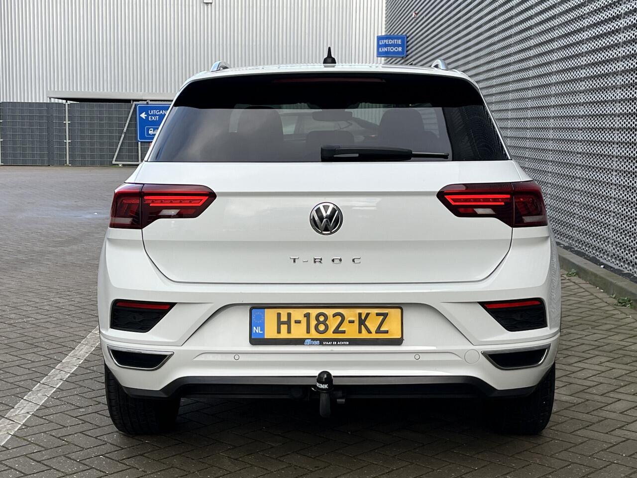 Volkswagen T-Roc 1.5 TSI Sport / Digitaal dashboard / Navigatie / 2x R-line / Afneembare trekhaak / Parkeersensoren V+A / **
