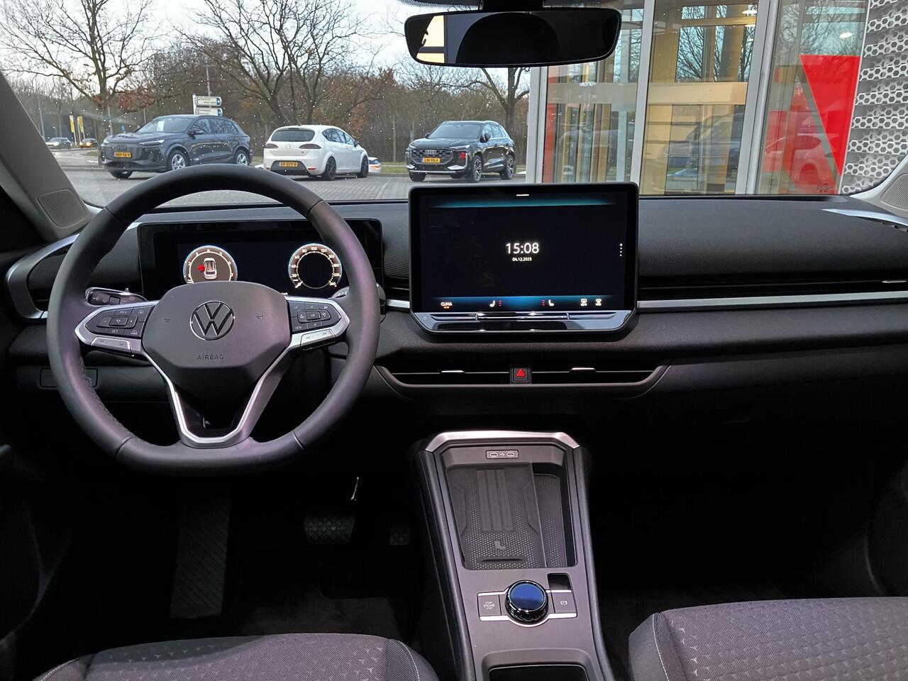 Volkswagen T-Roc Life First Edition 1.5 eTSI 85 kW / 116 PK DSG | Comfort pakket | 18 inch Huntsville Black, Dynamische naafkappen, Dorpellijst aluminium, Zonneweringset |