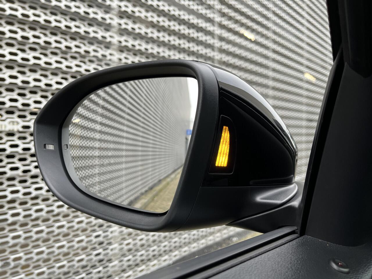 Volkswagen T-Roc 1.5 TSI 150 PK R-Line / Digital Cockpit Pro / Elektrisch Achterklep / Black Style / IQ Light / Achteruitrijcamera / 18''LMV **