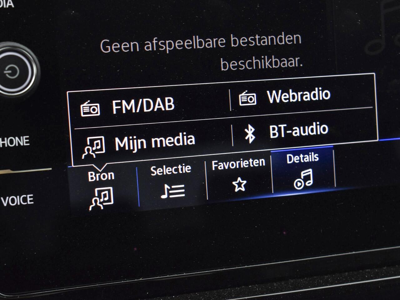 Volkswagen T-Roc 1.5 TSI 150pk DSG R-Line Business · Camera · Apple/Android Car Play · Navi · P-Sensoren · ACC · 17'' Inch · Garantie t/m 20-06-2028 of 100.000km