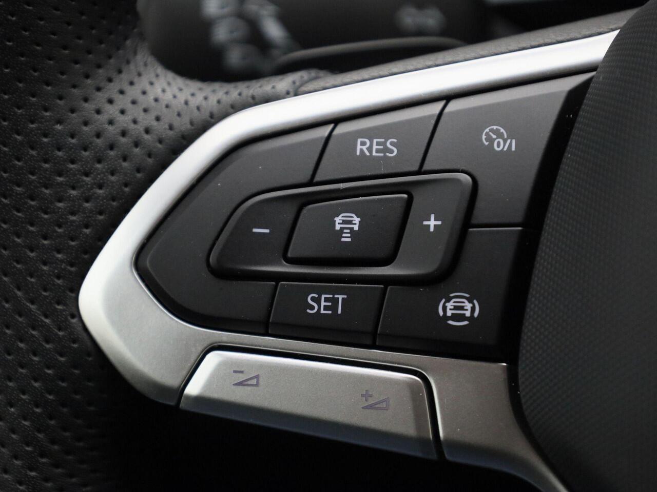 Volkswagen T-Roc 1.5TSI/150PK R-Line DSG · Navigatie · Apple/Android Car Play · Camera + Parkeersensoren · Trekhaak · Garantie tot februari 2027