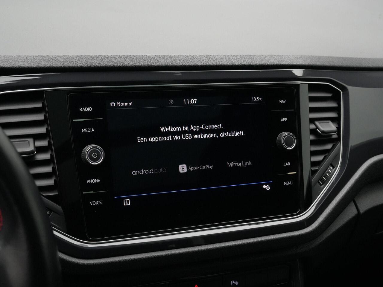 Volkswagen T-Roc 1.5 TSI 150 pk DSG Sport Business R / R-Line | Panoramadak | Trekhaak | Stoelverwarming | Side Assist | Adaptive Cruise