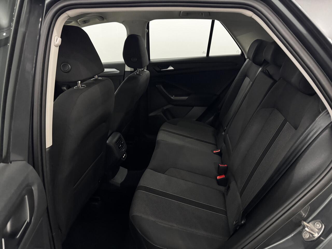 Volkswagen T-Roc 1.5 TSI Life Clima, Parkeersensoren, Apple carplay, Cruise control, Virtual desk, A start stop