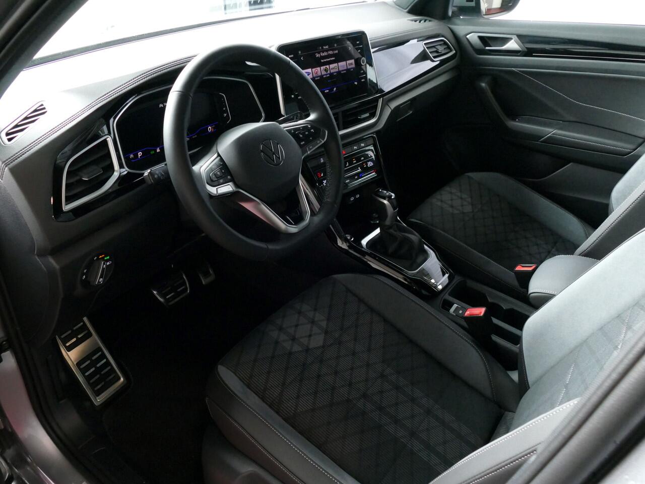 Volkswagen T-Roc 1.5 TSI 150PK R-LINE EVO IQ LIGHT ALCANTARA ELEK.KLEP CARPLAY STOEL/STUUR VERW. 18"LMV VIR.COCKPIT 2024 "Volkswagen rijden begint bij Topautos.nl - 75 topmodellen direct op voorraad!"