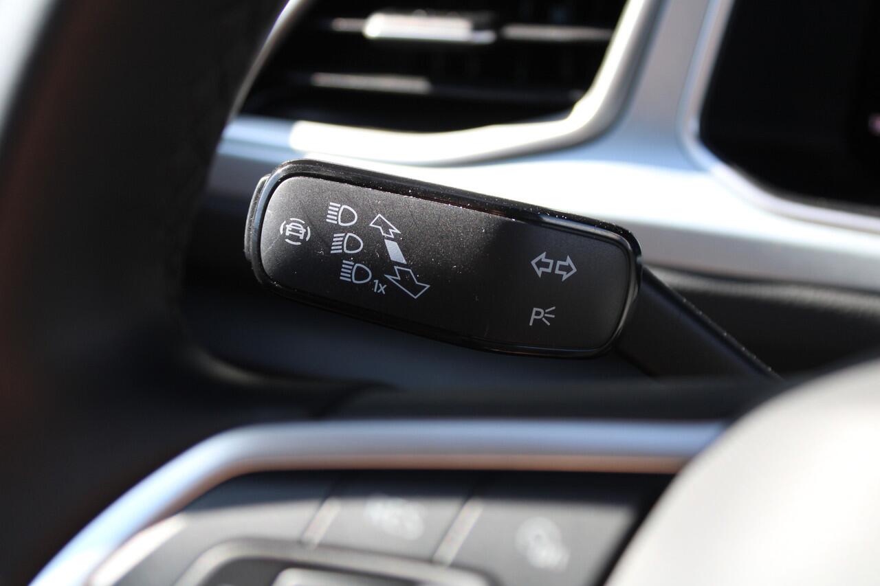 Volkswagen T-Roc 1.5 TSI Life Edition 150pk - ACC - LED - Navi - Stoelverwarming - Blind Spot - Virtual cockpit - Rijklaar