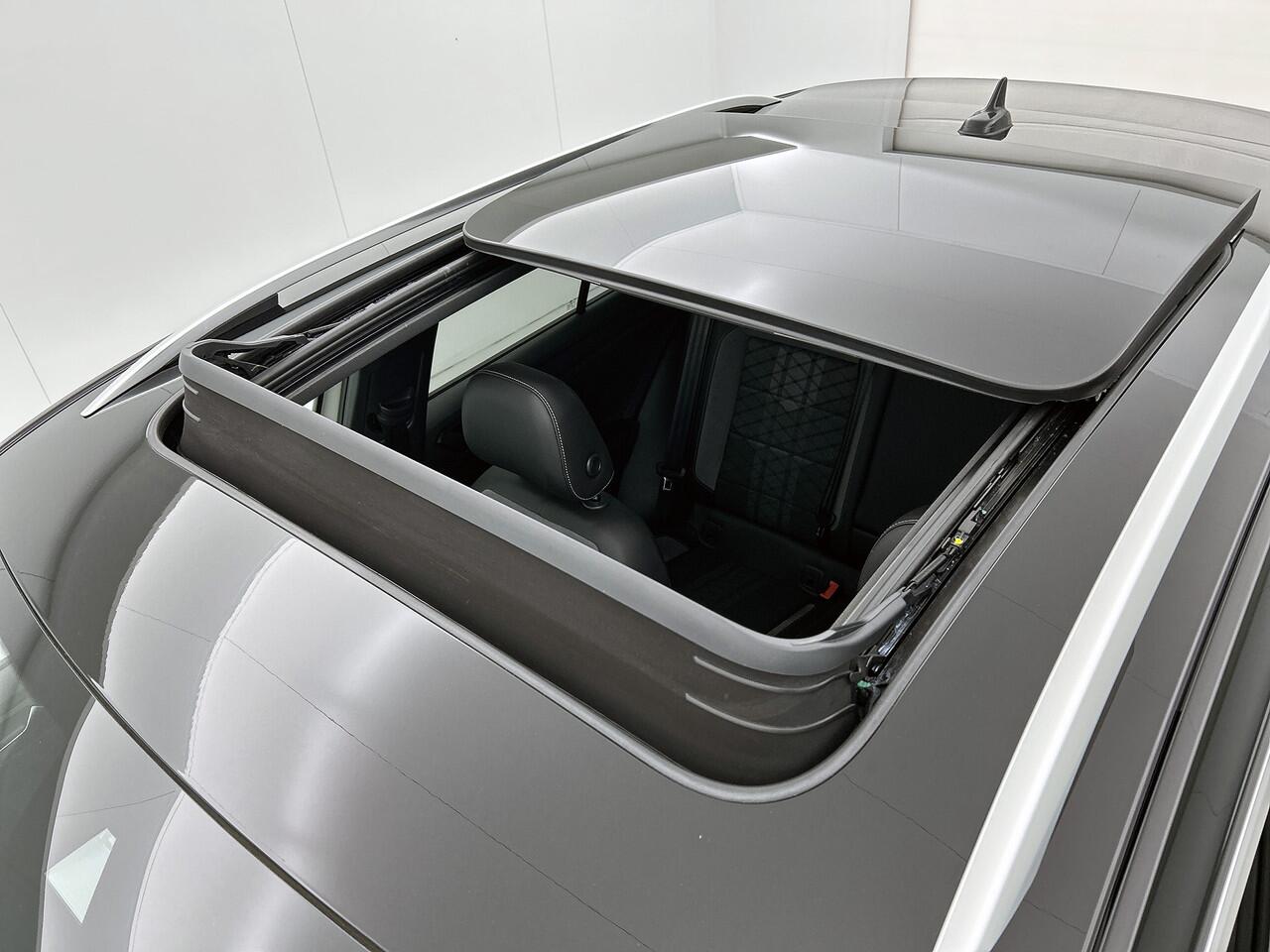 Volkswagen T-Roc 1.5 TSI 150pk R-Line DSG / Panoramadak / IQ-Light / Stoelverwarming / Keyless