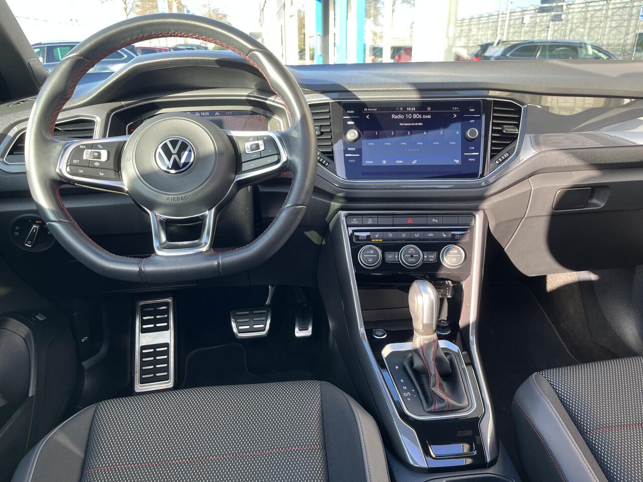 Volkswagen T-Roc 1.5 TSI Sport / AUTOMAAT/ PANO/ PARK. SENSOREN + CAMERA/ RIJ-MODI/ LED/ ADAPT. CRUISE/ 18" LMV/ DIGITAL DASH/ CLIMA/ NAVI/ DAB