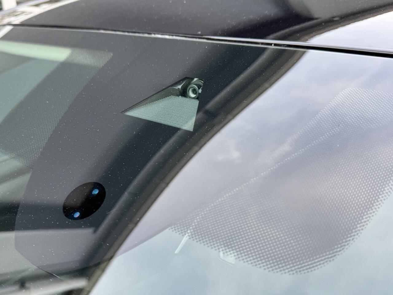 Volkswagen T-Roc 1.5 TSI 150pk DSG Life Edition Navigatie Winterpakket ACC Keyless Camera