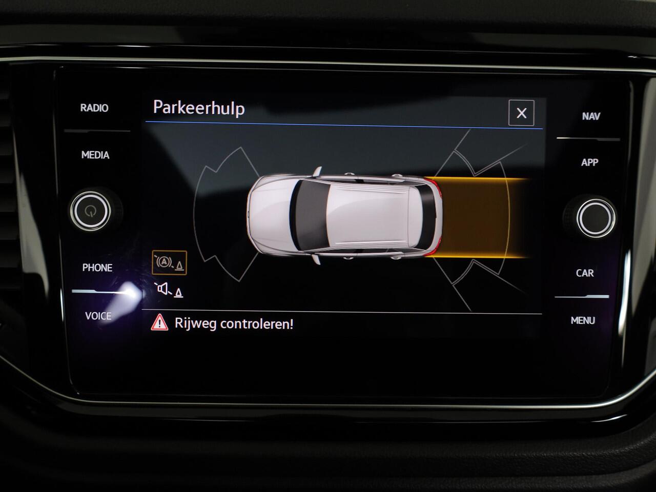 Volkswagen T-Roc 1.5 TSI Sport 150 pk Automaat (DSG) | Navigatie via App | Panoramadak | Parkeersensoren | Black Style pakket | Stoelverwarming |