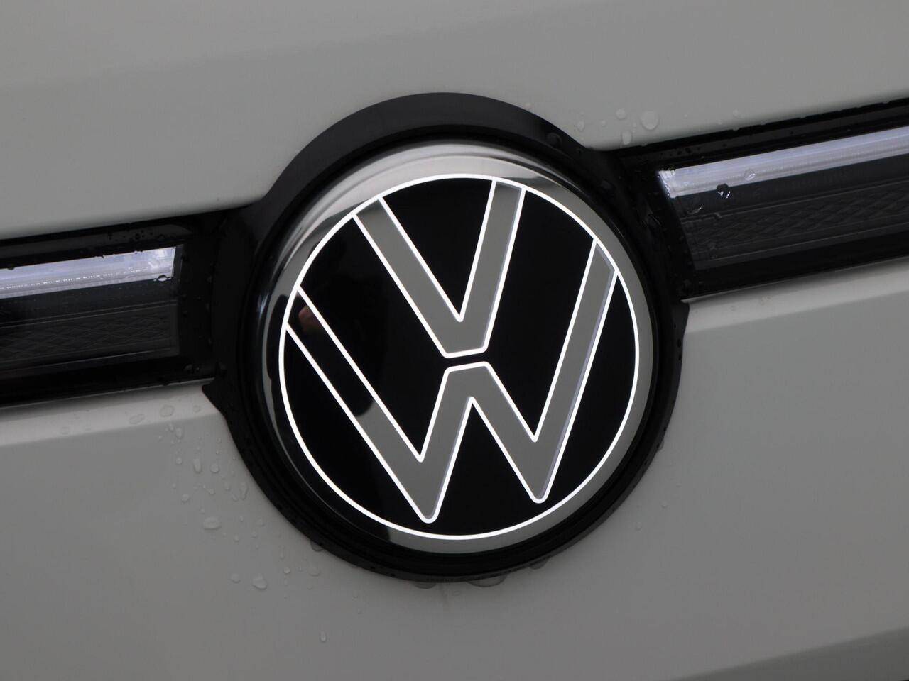 Volkswagen T-Roc R-Line First Edition 1.5 eTSI 150 PK | Trekhaak | 20" Lichtmetaal | head-Up | 360 Camera | Elektrische Achterklep |