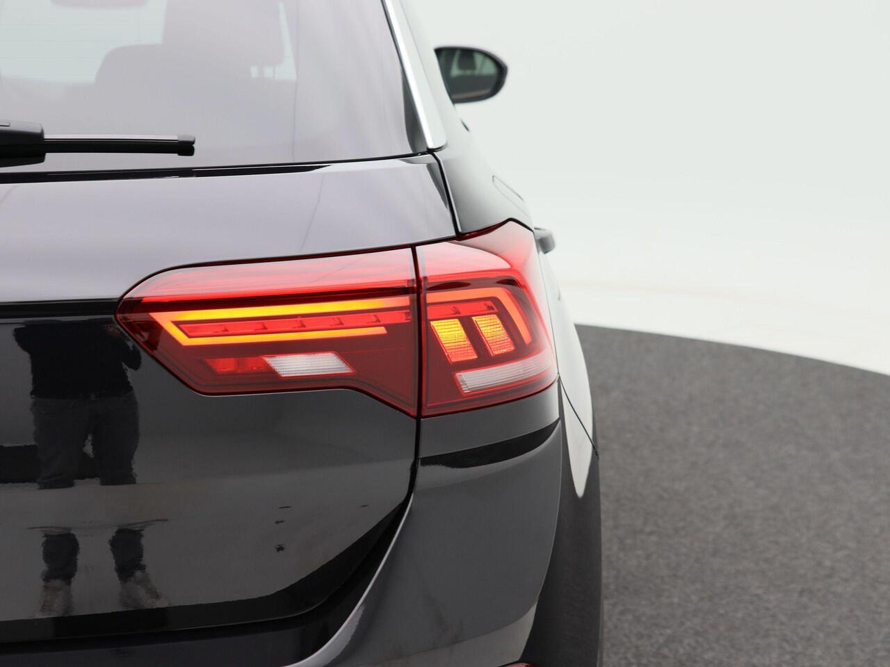 Volkswagen T-Roc 1.5 TSi 150 Pk Automaat Life Edition | Adaptive Cruise | Full LED | Stoel Verwarming | Privacy Glass | Navigatie | Carplay | Camera | 17 Inch | 9.975 Km!!