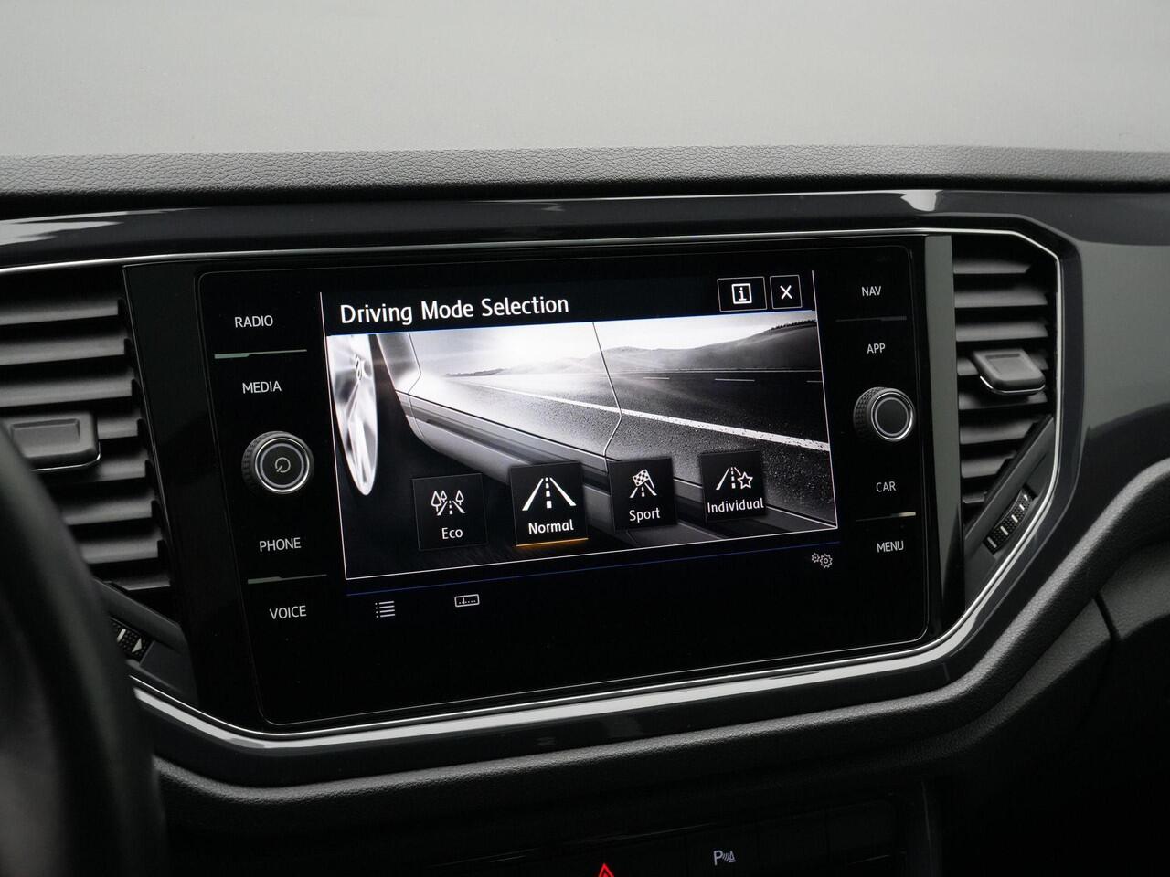 Volkswagen T-Roc 1.5 TSI 150 pk DSG Sport Business R / R-Line | Panoramadak | Trekhaak | Stoelverwarming | Side Assist | Adaptive Cruise