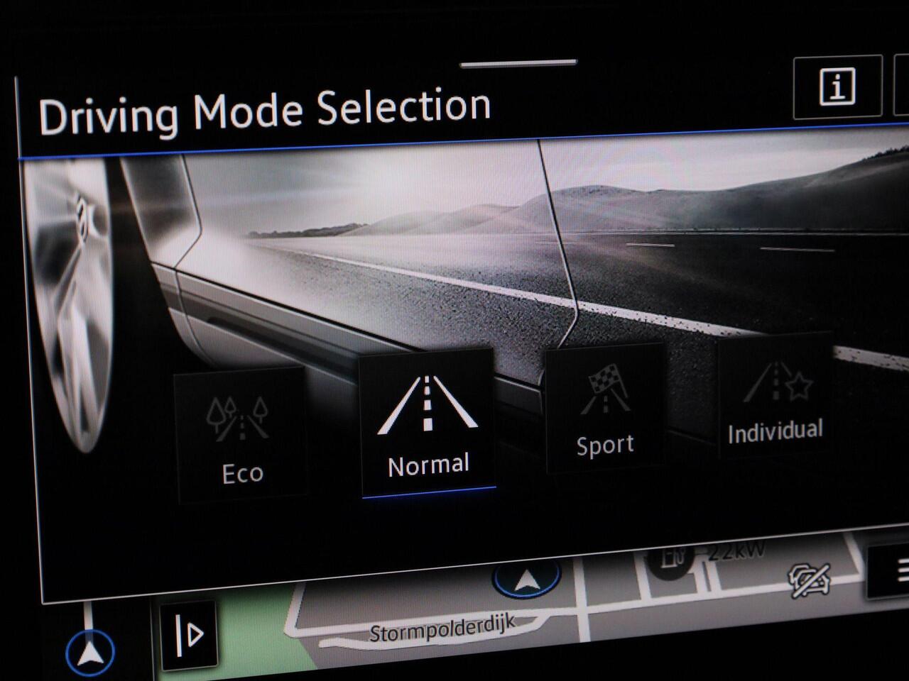 Volkswagen T-Roc 1.5TSI/150PK R-Line DSG · Navigatie · Apple/Android Car Play · Camera + Parkeersensoren · Trekhaak · Garantie tot februari 2027