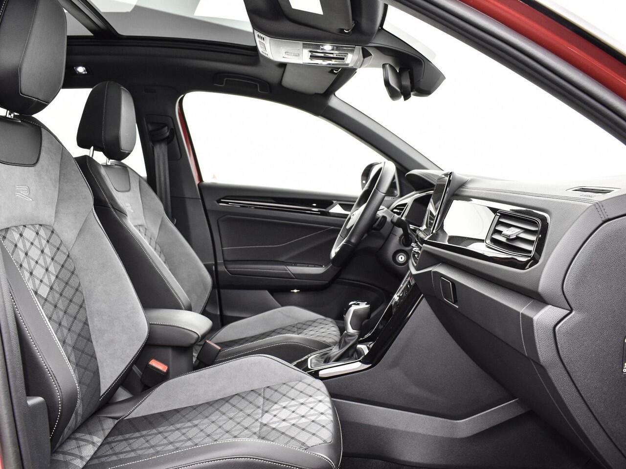 Volkswagen T-Roc 1.5 TSI 150pk DSG R-Line Business · Apple/Android Car Play · Camera · Panoramadak · Beats Audio · Matrix LED · 19'' Inch · Garantie t/m 30-03-2027 of 100.000km