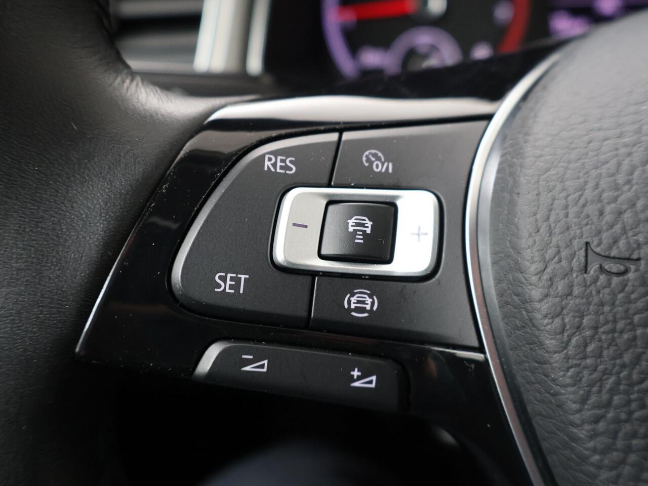 Volkswagen T-Roc 1.0 TSI Style | 110 PK | Adaptive cruise control | Lane assist | Apple CarPlay / Android Auto |