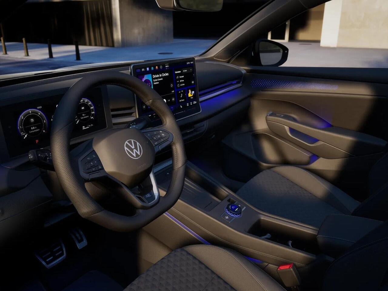 Volkswagen T-Roc R-Line First Edition 1.5 eTSI 110 kW / 150 PK SUV | Panoramaschuif-kanteldak | Assistance Pakket | Trekhaak | Black Style Pakket | Koplampverlichting matrix-led (IQ.LIGHT) | Elek. achterklep | Zwart dak
