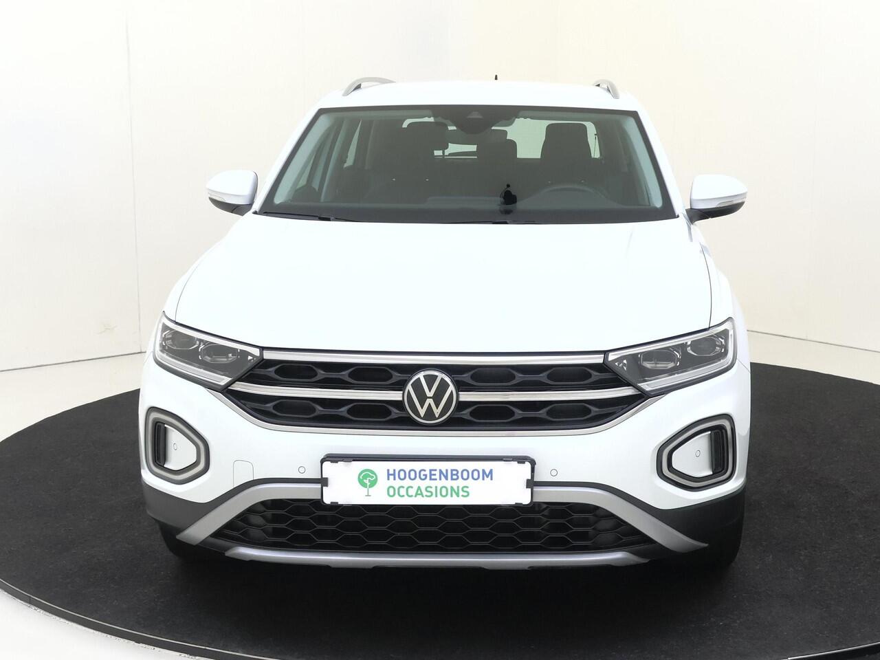 Volkswagen T-Roc 1.5 TSI Style | Digital cockpit Pro | Dodehoek detectie | Stoel- en stuurwielverwarming | Achteruitrijcamera | Parkeerassistent | CarPlay | Adaptieve cruise control |