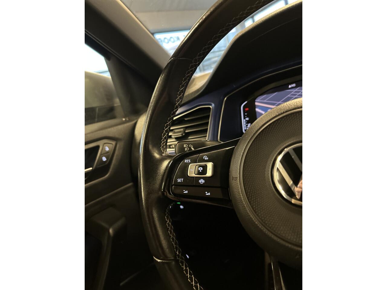 Volkswagen T-Roc 2.0 TSI 4Motion R 300PK | Facelift | Digital dashboard | Keyless | Adaptieve cruise control | Adaptief onderstel | Achteruitrijcamera | Apple carplay | Climate control | Stoelverwarming | Navigatie | Elek. inklapbare spiegels