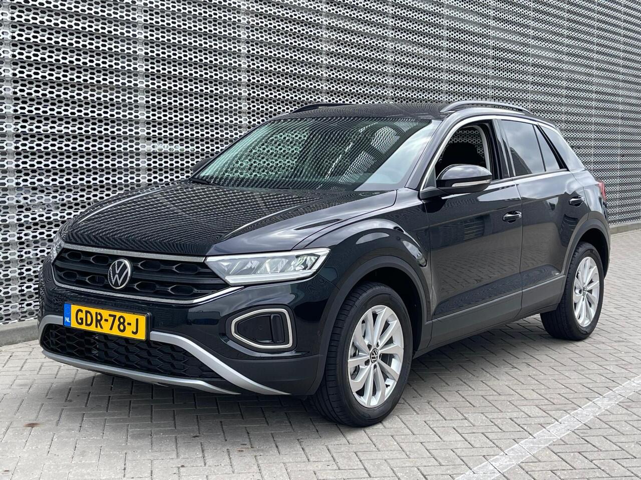 Volkswagen T-Roc 1.0 TSI 110PK Life Edition / Achteruitrijcamera / App Connect / Getint Glas / 17'' LMV / VW