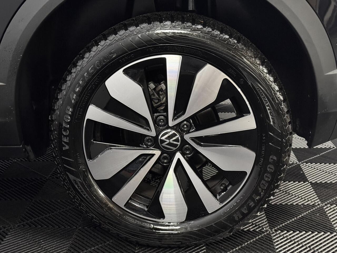 Volkswagen T-Roc 1.5 TSI Goal Business Half leder, Parkeersensoren, Apple carplay, Winterpakket, A start top, Cruise control adaptief, 2 jaar vakantie