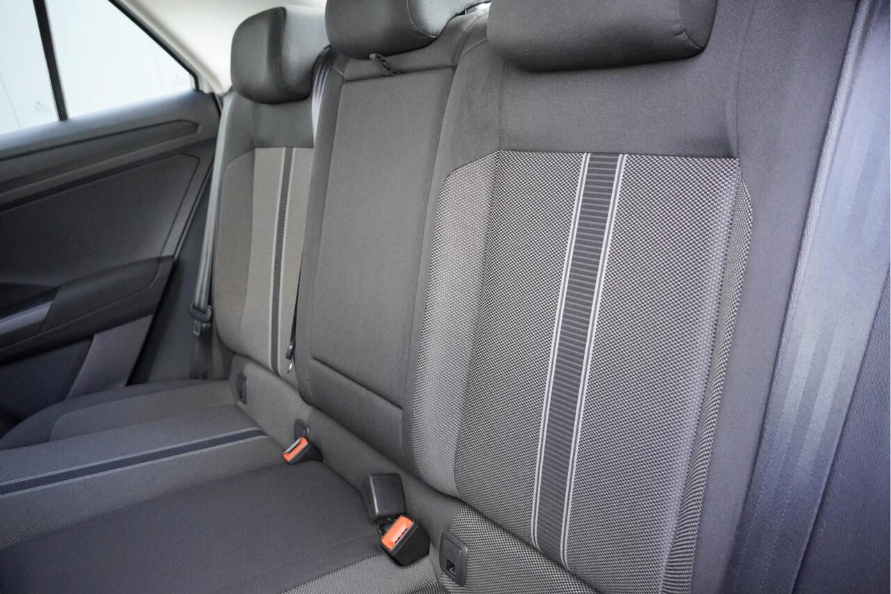 Volkswagen T-Roc 1.0 TSI Style BJ2020 Lmv 16" | Led | Pdc | Navi | App-Connect | Airco | Cruise control | Getint glas