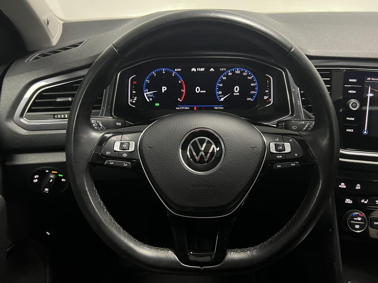 Volkswagen T-Roc 1.5 TSI Sport | NAVI | PAMORAMADAK | TREKHAAK | KEYLESS | ACC |