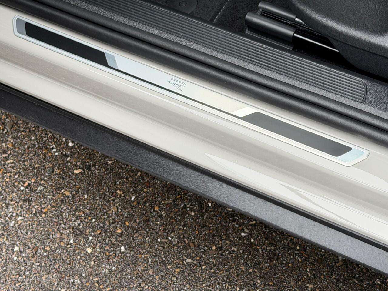 Volkswagen T-Roc 1.5 TSI 150pk DSG R-Line | Camera | Keyless | Elek. Achterklep | Dode hoek | Rijklaar incl. 1 jaar Bovag garantie