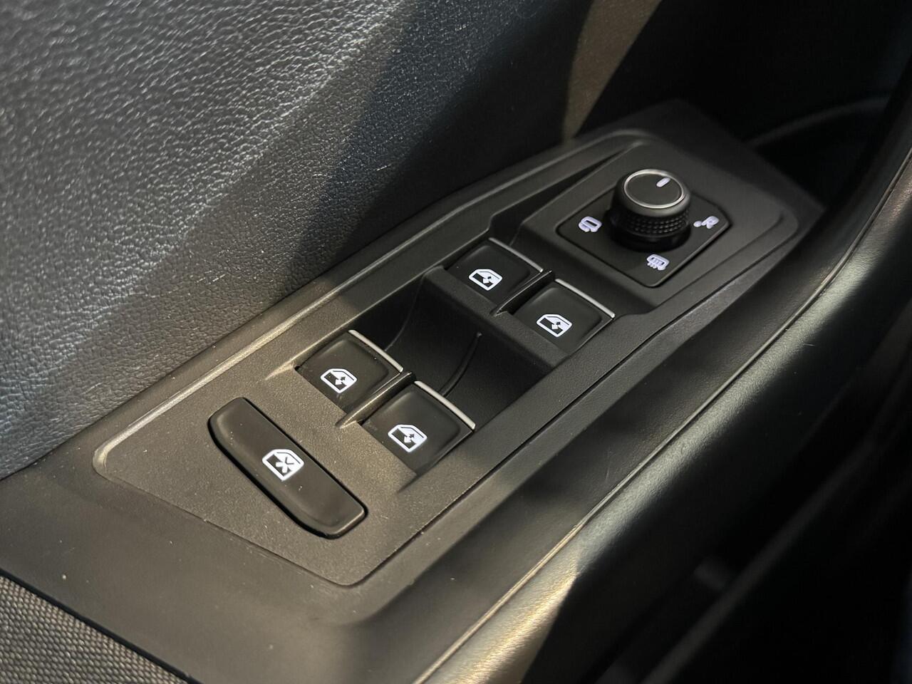 Volkswagen T-Roc 1.5 TSI Sport | Airco | Carplay | Camera | Parkeersensor voor/achter | Winter-pakket | LM velgen | ( Vestiging - Nieuwegein )