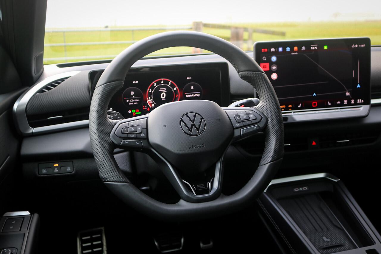 Volkswagen T-Roc 1.5 eTsi R-Line First Edition | Velgen 'Calgary', 20 inch | Achterklep elektrisch bedienbaar | Black Style Pakket