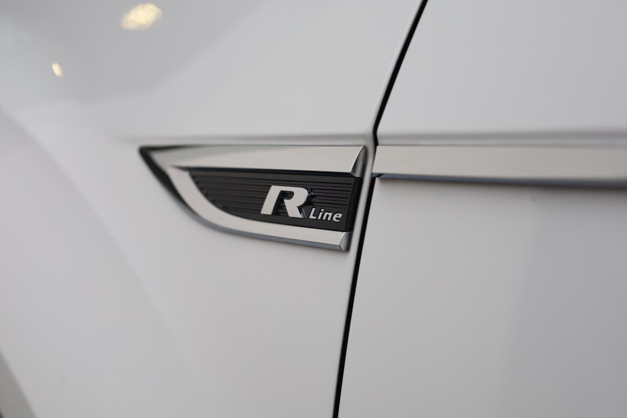 Volkswagen T-Roc 1.5 TSI Sport Business R 110KW/150PK DSG, NL auto nieuw door ons geleverd, navigatie, parkeer camera, Led koplampen, spiegelpakket, elektr a klep, digital cockpit pro, 19" LMV Suzuka, achteruitrijcamera, privacy glas, R Line, spraak bediening, App Connect