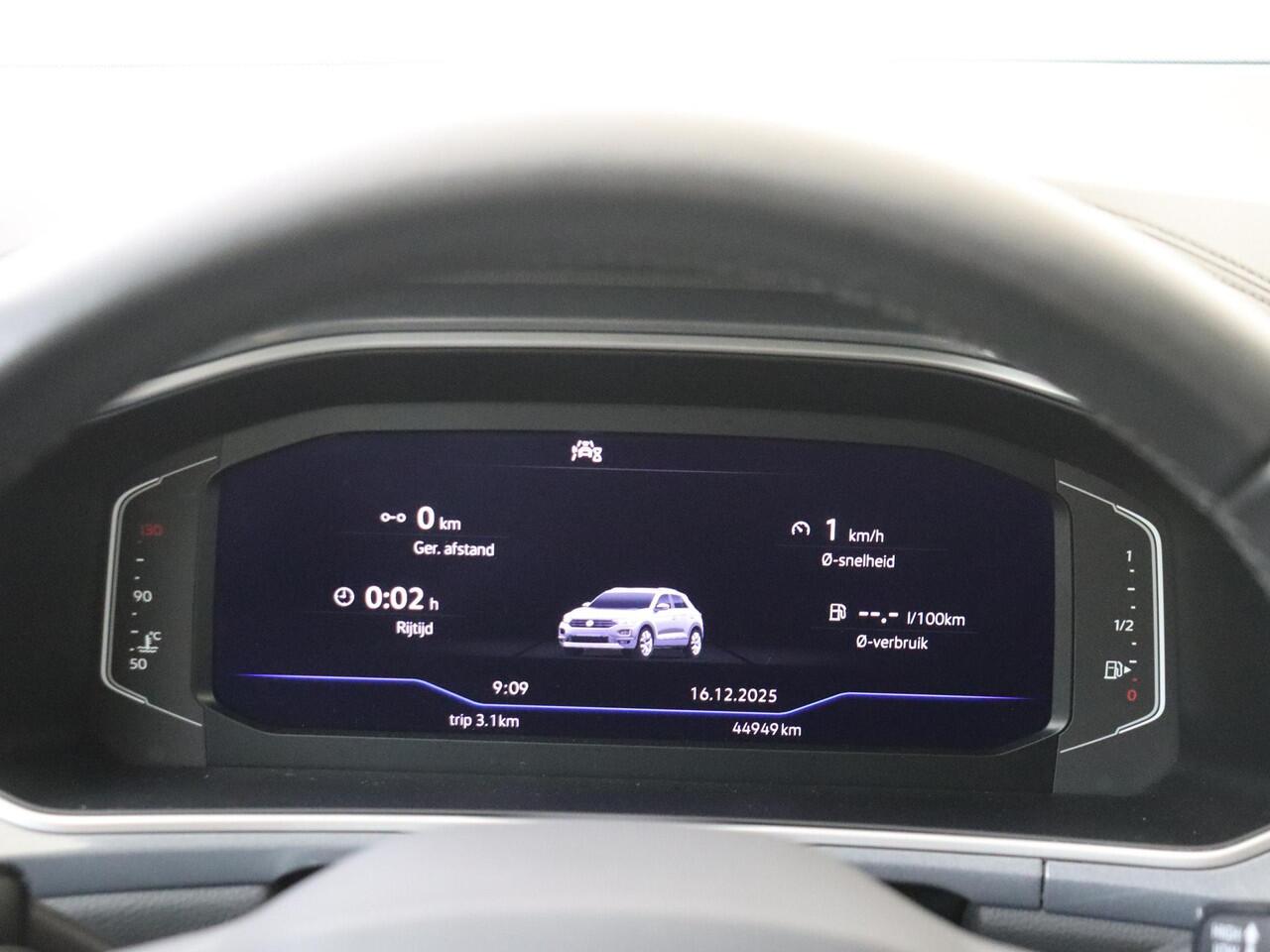 Volkswagen T-Roc 1.5 TSI Style | Digital cockpit Pro | Dodehoek detectie | Stoel- en stuurwielverwarming | Achteruitrijcamera | Parkeerassistent | CarPlay | Adaptieve cruise control |