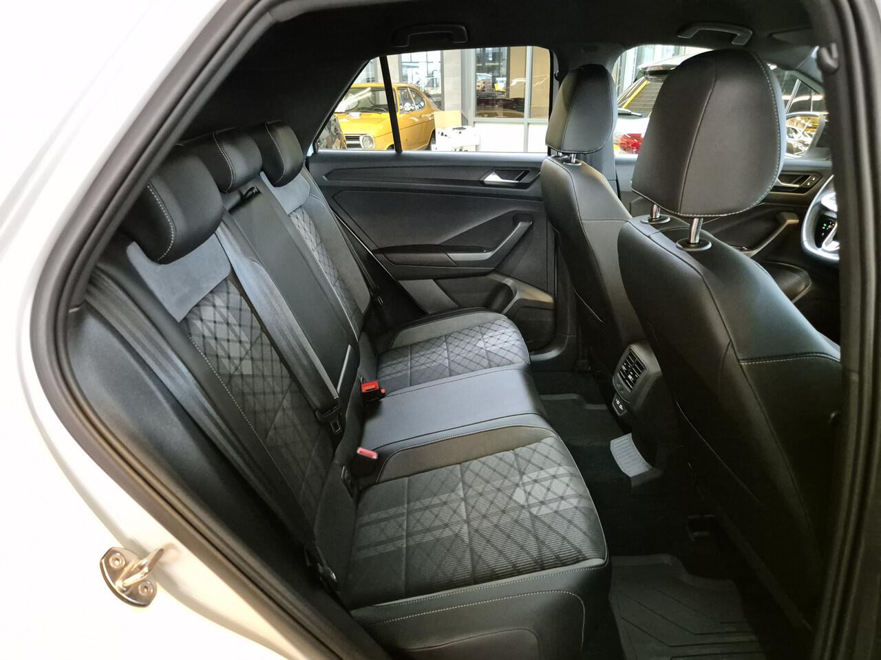 Volkswagen T-Roc 1.5 TSI R-Line -150pk- Automaat | Camera | IQ LED | 18 inch | Rijklaarprijs incl. 1 jaar Bovag garantie