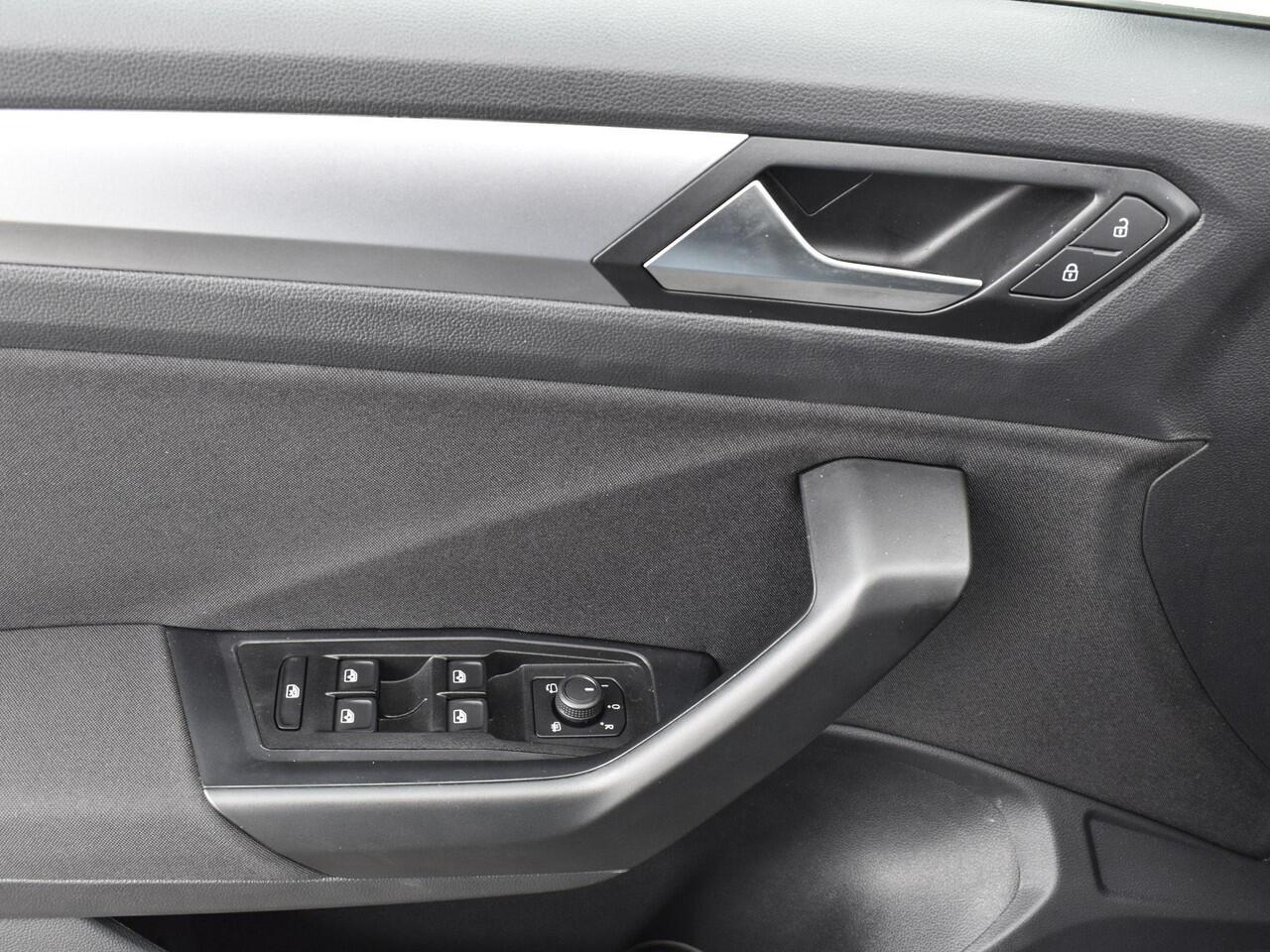 Volkswagen T-Roc 1.5 TSI 150pk DSG Life Edition · Apple/Android Car Play · Navigatie · Camera · P-Sensoren · Park Assist · 17'' Inch · Garantie t/m Februari 2027