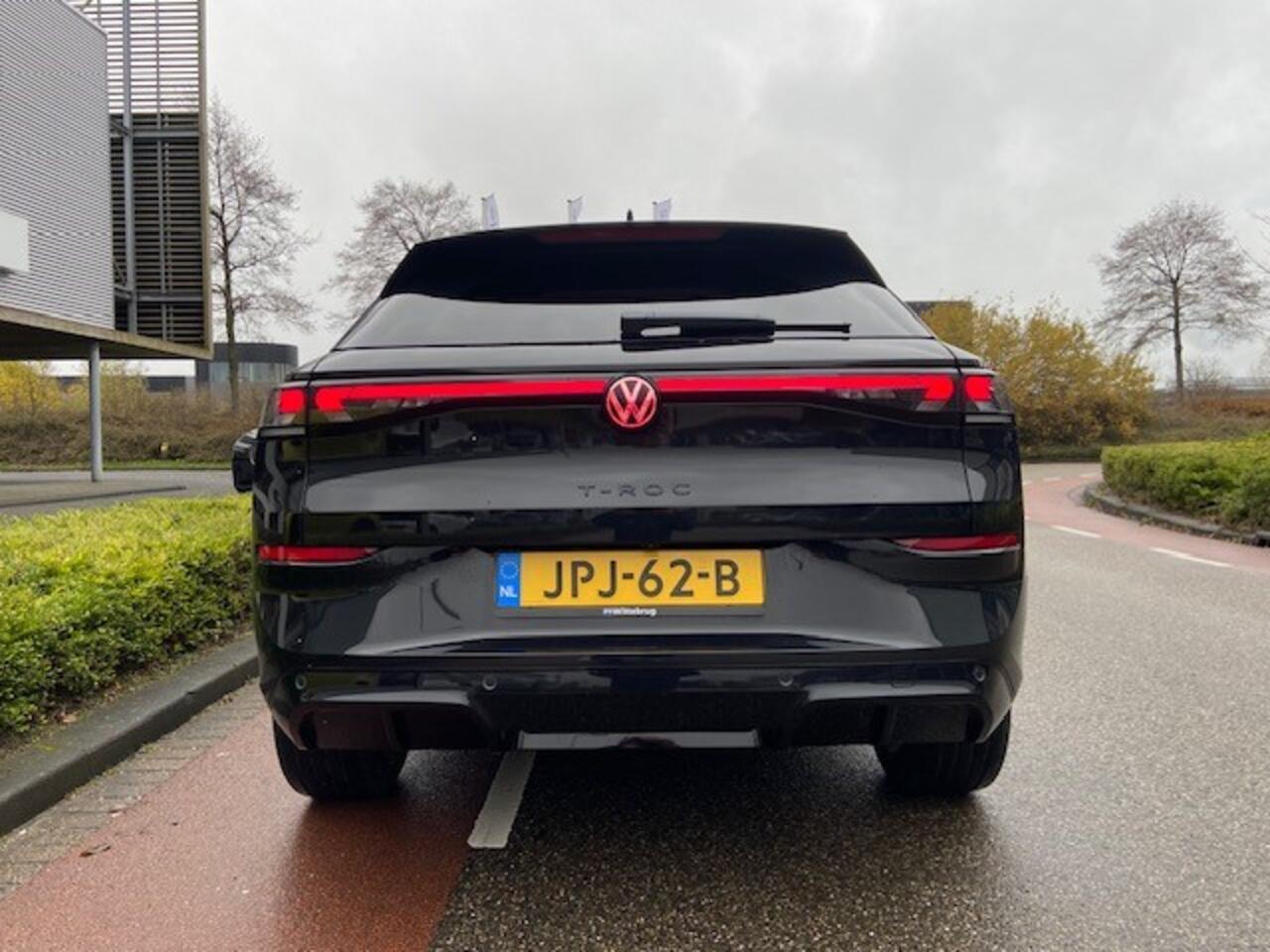 Volkswagen T-Roc 1.5 eTsi R-Line First Edition / Carplay / Navi / IQ Light / 19" LM velgen / R-Line / Camera
