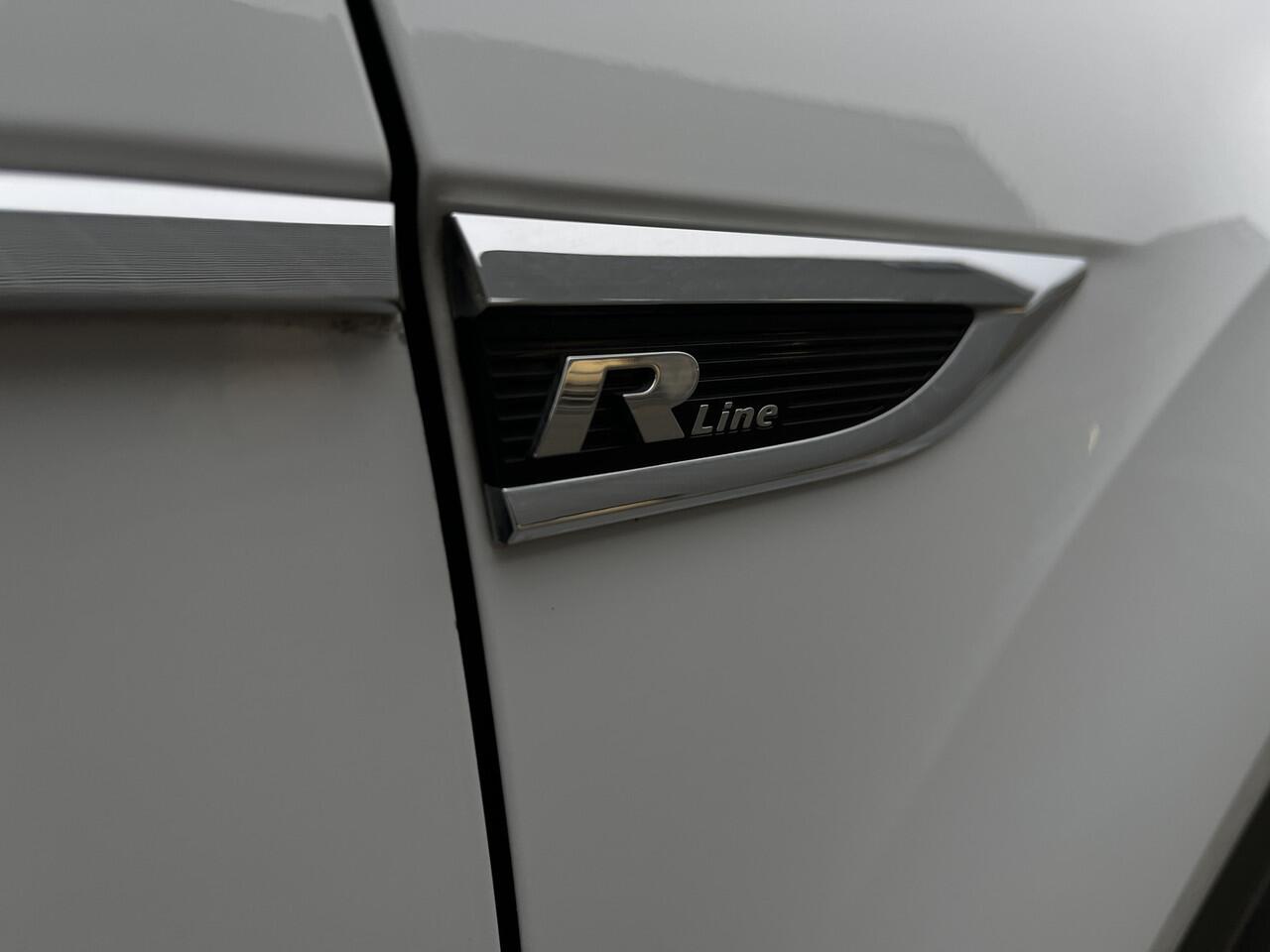 Volkswagen T-Roc 1.5 TSI 150PK DSG R-Line / Panorama dak / Digital Cockpit Pro / Elektrisch Achterklep / Afneembare Trekhaak / Achteruitrijcamera / 17''LMV **