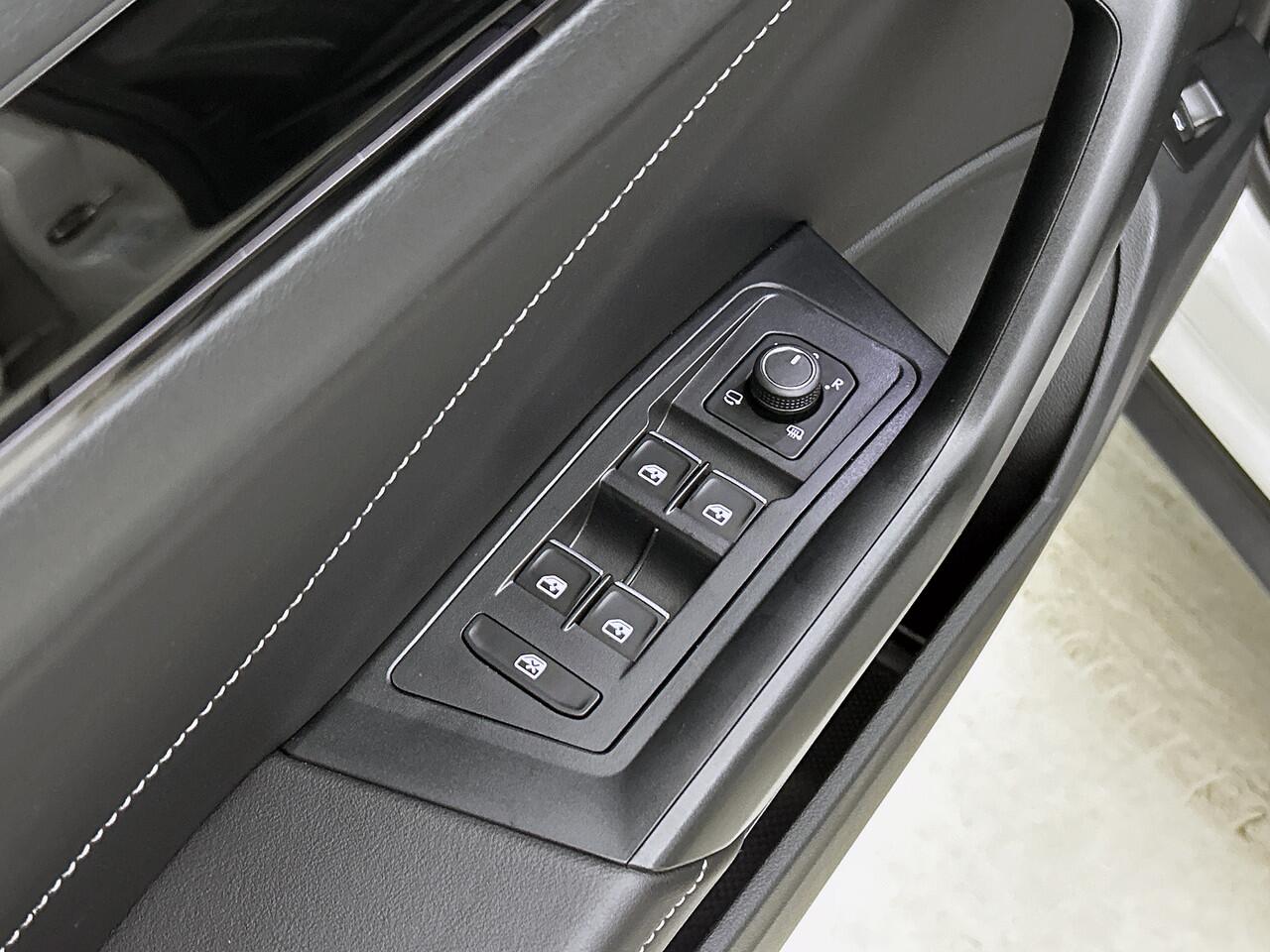 Volkswagen T-Roc 1.5 TSI 150pk R-Line DSG / Panoramadak / IQ-Light / Stoelverwarming / Keyless